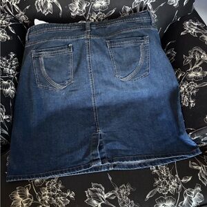Cute Denim skirt.